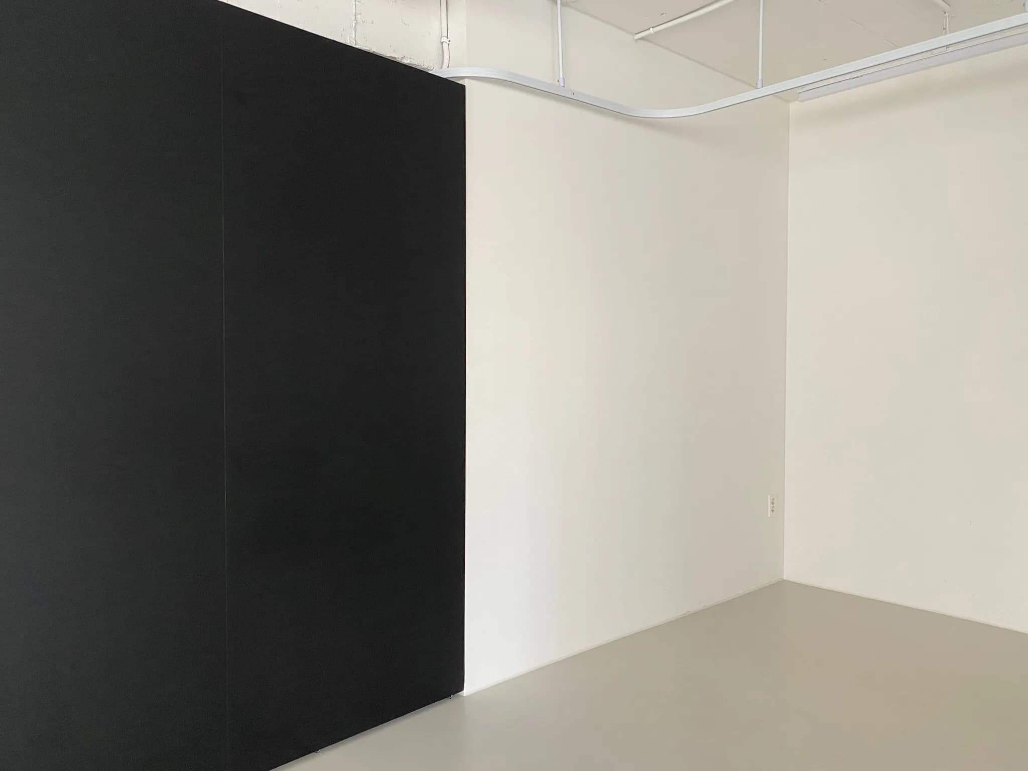 스튜디오 모프 커튼월을 통해 흐르는 자연광